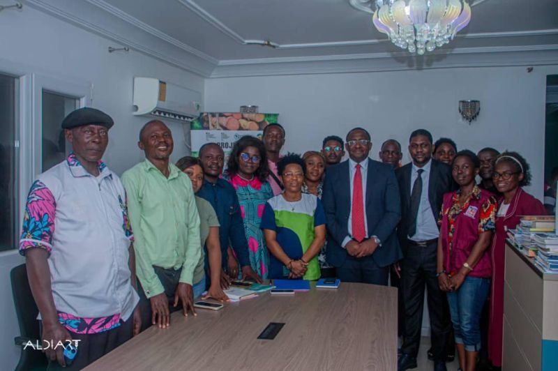 Visite officielle du Directeur des relations avec l’OIF au Cameroun : Hervé Nguenkam reçu au siège de l’APADIME à Douala